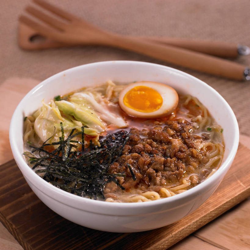 面食,面条,无人,横图,俯视,室内,特写,白天,烹饪,中餐,餐桌,桌子,蔬菜,椰菜,卷心菜,餐具,勾,切开,挽,朦胧,模糊,新鲜,木制,叉子,蛋,调料,海苔,鸡蛋,酱料,酱汁,面,肉,佐料,料理,食品,案板,紫菜,调味品,半个,调味料,卤蛋,酱,菜肴,美食,肉类,砧板,食物,木制品,切,四个,一半,中式,甘蓝,勾着,佳肴,有机食品,绿色食品,餐台,中华料理,汤面,挽着,剖面,肉食,餐叉,切面,卵,甘蓝菜,进餐用具,结球甘蓝,甘兰,包心菜,彩图,高角度拍摄,条斑紫菜,圆白菜,鸡卵,鸡子,shjb1