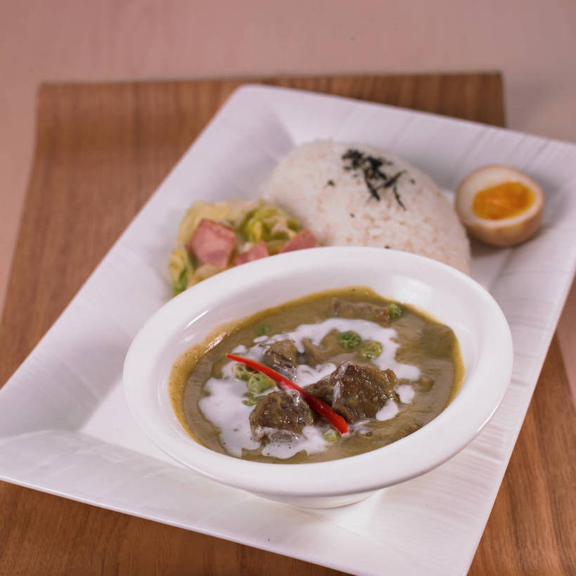 米饭,咖哩,无人,横图,俯视,室内,特写,白天,烹饪,植物,餐桌,桌子,辣椒,蔬菜,土豆,椰菜,卷心菜,餐具,勾,切开,挽,新鲜,碟子,盘,豆类,豆子,豌豆,蛋,调料,海苔,鸡蛋,肉,汤,料理,食品,水煮蛋,紫菜,饭,调味品,半个,调味料,咖喱,荷兰豆,菜肴,美食,肉类,食物,两个,白色,盘子,餐巾,碟,切,一半,甘蓝,勾着,佳肴,有机食品,绿色食品,餐台,五谷,挽着,剖面,雪豆,肉食,切面,豆科,辣角,红海椒,大椒,辣虎,广椒,草鸡蛋,馍馍蛋,寒豆,毕豆,麻累,国豆,小寒豆,麦豌豆,卵,印度菜,印度料理,白煮蛋,保洁方巾,口布,甘蓝菜,洋芋,山药蛋,马铃薯,辣子,结球甘蓝,红辣椒,海椒,甘兰,番椒,包心菜,彩图,高角度拍摄,咖喱汤,条斑紫菜,圆白菜,本鸡蛋,笨鸡蛋,柴鸡蛋,山鸡蛋,土鸡蛋,咖喱蔬菜汤,shjb1