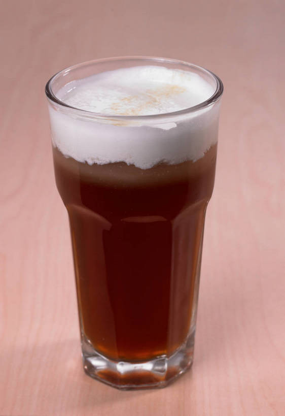 无人,竖图,俯视,室内,特写,白天,幸福,餐桌,茶,桌子,杯子,红茶,茶叶,棕色,一杯,娱乐,玻璃制品,一个,白色,水杯,奶油,享受,休闲,温馨,放松,乐趣,单个,餐台,提神,乳制品,舒适,醒脑,激凌,克林姆,淇淋,玻璃杯,彩图,高角度拍摄,泡沫红茶,shjb1