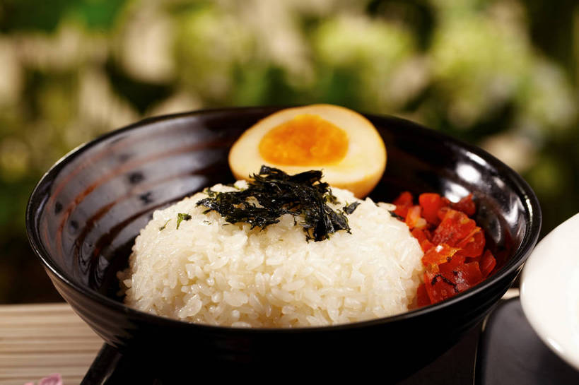 米饭,无人,横图,俯视,室内,特写,白天,餐桌,桌子,餐具,切开,朦胧,模糊,碟子,盘,陶瓷,蛋,海苔,鸡蛋,食品,水煮蛋,陶瓷制品,紫菜,饭,半个,酱菜,食物,腌制,两个,一个,白色,黑色,盘子,容器,碟,碗,切,一半,单个,餐台,储藏,五谷,储存,剖面,腌渍,切面,草鸡蛋,卵,白煮蛋,彩图,高角度拍摄,条斑紫菜,本鸡蛋,笨鸡蛋,柴鸡蛋,山鸡蛋,土鸡蛋,贮存,shjb1