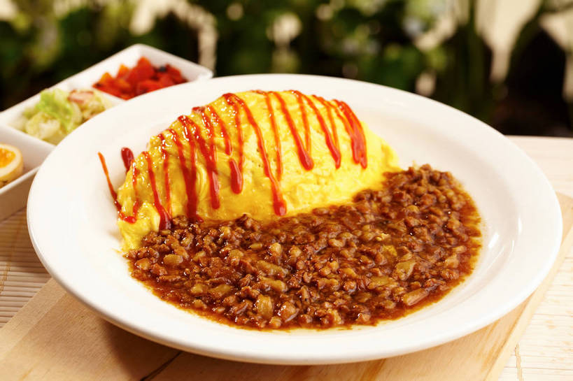 米饭,咖哩,无人,横图,俯视,室内,特写,白天,烹饪,餐桌,桌子,餐具,叶子,阴影,朦胧,模糊,反射,纹路,碟子,盘,纹理,影子,炒饭,蛋,蛋包饭,调料,鸡蛋,酱料,酱汁,茄汁,肉,佐料,日本料理,料理,食品,绿叶,饭,调味品,调味料,番茄酱,肉酱,肉糜,肉末,酱,咖喱,菜肴,美食,肉类,食物,两个,黄色,红色,盘子,碟,日式料理,日式,嫩叶,佳肴,餐台,五谷,肉食,肌理,卵,叶,叶片,彩图,高角度拍摄,鸡卵,鸡子,shjb1