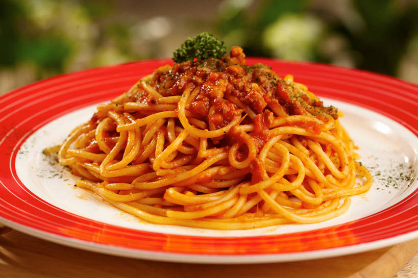 面食,面条,意大利面,无人,横图,俯视,室内,特写,白天,西餐,餐桌,桌子,蔬菜,餐具,叶子,朦胧,模糊,新鲜,碟子,盘,香菜,调料,酱料,酱汁,面,茄汁,肉,佐料,料理,食品,绿叶,调味品,调味料,番茄酱,肉酱,肉糜,肉末,酱,肉类,食物,一个,红色,绿色,白色,盘子,碟,嫩叶,西式,有机食品,绿色食品,单个,餐台,肉食,意粉,意面,胡菜,香荽,原荽,园荽,芫荽,胡荽,莞荽,芫茜,芫蓿,莚葛草,莚荽菜,叶,叶片,彩图,高角度拍摄,番茄肉酱,番茄肉酱意面,shjb1