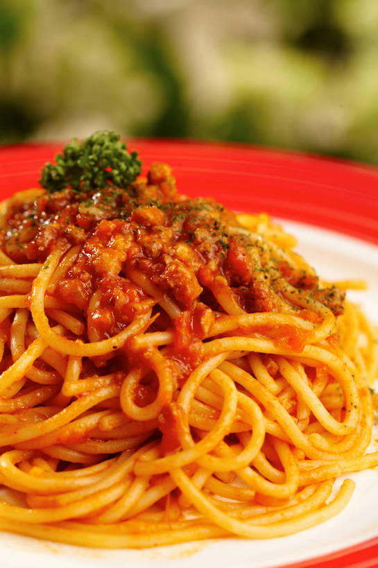 面食,面条,意大利面,无人,竖图,俯视,室内,特写,白天,西餐,餐桌,桌子,蔬菜,餐具,叶子,朦胧,模糊,新鲜,碟子,盘,香菜,调料,酱料,酱汁,面,茄汁,肉,佐料,料理,食品,绿叶,调味品,调味料,番茄酱,肉酱,肉糜,肉末,酱,肉类,食物,一个,红色,绿色,白色,盘子,碟,嫩叶,西式,有机食品,绿色食品,单个,餐台,肉食,意粉,意面,胡菜,香荽,原荽,园荽,芫荽,胡荽,莞荽,芫茜,芫蓿,莚葛草,莚荽菜,叶,叶片,彩图,高角度拍摄,番茄肉酱,番茄肉酱意面,shjb1