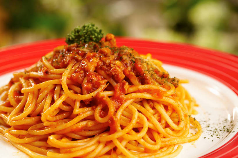 面食,面条,意大利面,无人,横图,俯视,室内,特写,白天,西餐,餐桌,桌子,蔬菜,餐具,叶子,朦胧,模糊,新鲜,碟子,盘,香菜,调料,酱料,酱汁,面,茄汁,肉,佐料,料理,食品,绿叶,调味品,调味料,番茄酱,肉酱,肉糜,肉末,酱,肉类,食物,一个,红色,绿色,白色,盘子,碟,嫩叶,西式,有机食品,绿色食品,单个,餐台,肉食,意粉,意面,胡菜,香荽,原荽,园荽,芫荽,胡荽,莞荽,芫茜,芫蓿,莚葛草,莚荽菜,叶,叶片,彩图,高角度拍摄,番茄肉酱,番茄肉酱意面,shjb1