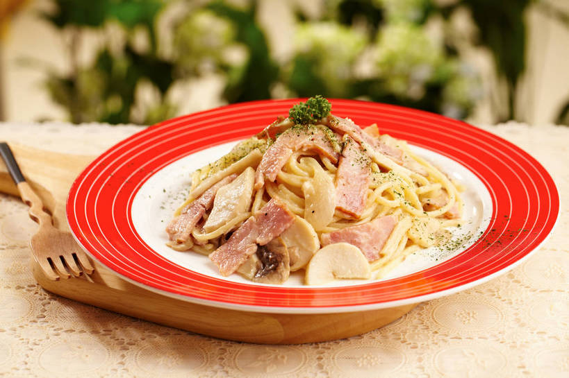 面食,面条,意大利面,无人,横图,俯视,室内,特写,白天,西餐,餐桌,桌子,蔬菜,餐具,叶子,切开,朦胧,模糊,新鲜,木制,叉子,碟子,盘,菌菇,蘑菇,香菜,面,肉,料理,食品,绿叶,案板,奶油培根意大利面,菌类,培根,猪肉,肉类,砧板,食物,一个,红色,绿色,白色,盘子,木制品,碟,奶油,切,嫩叶,食用菌,西式,有机食品,绿色食品,单个,餐台,乳制品,真菌,白蘑菇,洋蘑菇,剖面,肉食,意粉,餐叉,切面,意面,胡菜,香荽,原荽,园荽,芫荽,豚肉,胡荽,莞荽,芫茜,芫蓿,莚葛草,莚荽菜,草腐菌,二孢蘑菇,双孢蘑菇,激凌,克林姆,淇淋,叶,叶片,进餐用具,彩图,高角度拍摄,烟肉,腌熏,shjb1