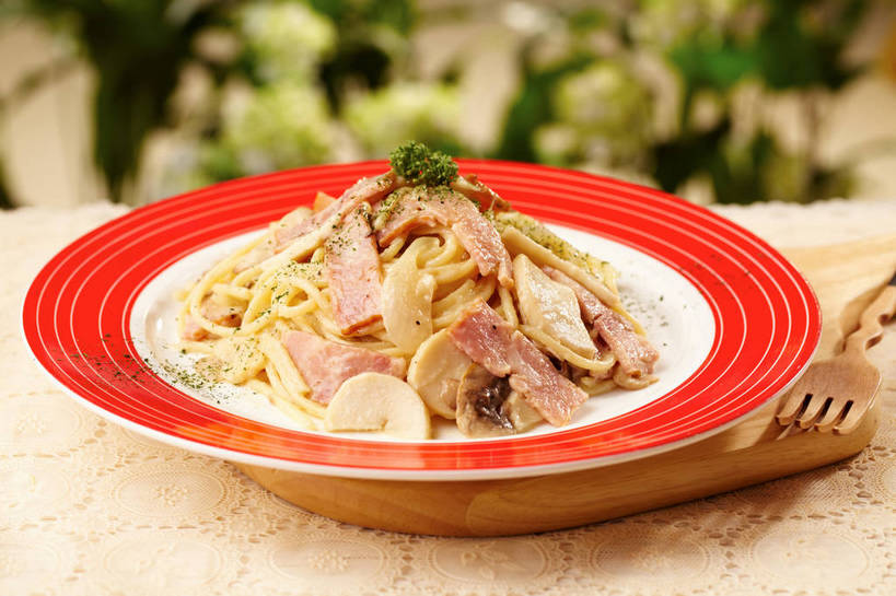 面食,面条,意大利面,无人,横图,俯视,室内,特写,白天,西餐,餐桌,桌子,蔬菜,餐具,叶子,切开,朦胧,模糊,新鲜,木制,叉子,碟子,盘,菌菇,蘑菇,香菜,面,肉,料理,食品,绿叶,案板,奶油培根意大利面,菌类,培根,猪肉,肉类,砧板,食物,一个,红色,绿色,白色,盘子,木制品,碟,奶油,切,嫩叶,食用菌,西式,有机食品,绿色食品,单个,餐台,乳制品,真菌,白蘑菇,洋蘑菇,剖面,肉食,意粉,餐叉,切面,意面,胡菜,香荽,原荽,园荽,芫荽,豚肉,胡荽,莞荽,芫茜,芫蓿,莚葛草,莚荽菜,草腐菌,二孢蘑菇,双孢蘑菇,激凌,克林姆,淇淋,叶,叶片,进餐用具,彩图,高角度拍摄,烟肉,腌熏,shjb1