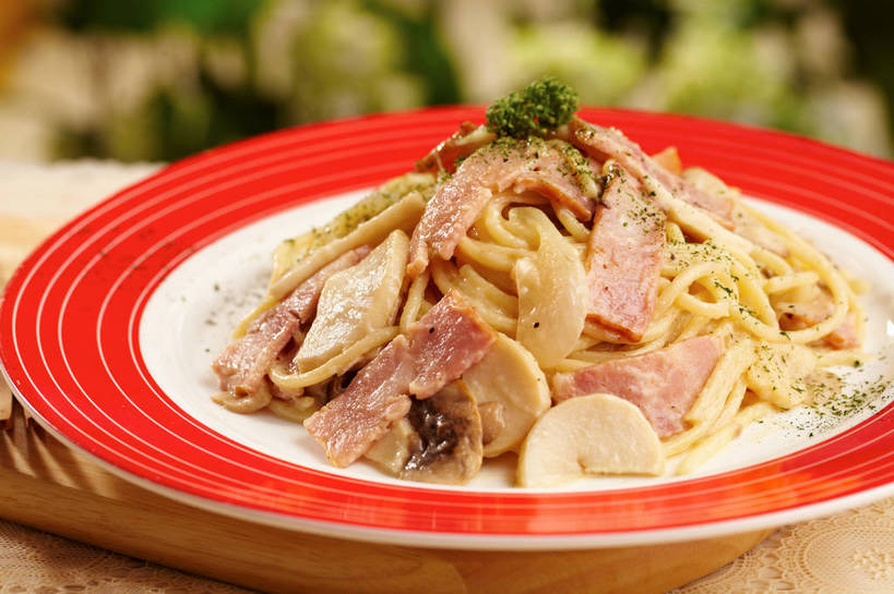 面食,面条,意大利面,无人,横图,俯视,室内,特写,白天,西餐,餐桌,桌子,蔬菜,餐具,叶子,切开,阴影,朦胧,模糊,新鲜,反射,木制,叉子,碟子,盘,影子,菌菇,蘑菇,香菜,面,肉,料理,食品,绿叶,案板,奶油培根意大利面,菌类,培根,猪肉,肉类,砧板,食物,一个,红色,绿色,白色,盘子,木制品,碟,奶油,切,嫩叶,食用菌,西式,有机食品,绿色食品,单个,餐台,乳制品,真菌,白蘑菇,洋蘑菇,剖面,肉食,意粉,餐叉,切面,意面,胡菜,香荽,原荽,园荽,芫荽,豚肉,胡荽,莞荽,芫茜,芫蓿,莚葛草,莚荽菜,草腐菌,二孢蘑菇,双孢蘑菇,激凌,克林姆,淇淋,叶,叶片,进餐用具,彩图,高角度拍摄,烟肉,腌熏,shjb1