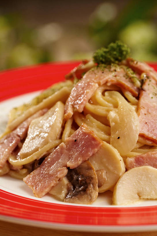 面食,面条,意大利面,无人,竖图,俯视,室内,特写,白天,西餐,餐桌,桌子,蔬菜,餐具,叶子,切开,朦胧,模糊,新鲜,碟子,盘,菌菇,蘑菇,香菜,面,肉,料理,食品,绿叶,奶油培根意大利面,菌类,培根,猪肉,肉类,食物,一个,红色,绿色,白色,盘子,碟,奶油,切,嫩叶,食用菌,西式,有机食品,绿色食品,单个,餐台,乳制品,真菌,白蘑菇,洋蘑菇,剖面,肉食,意粉,切面,意面,胡菜,香荽,原荽,园荽,芫荽,豚肉,胡荽,莞荽,芫茜,芫蓿,莚葛草,莚荽菜,草腐菌,二孢蘑菇,双孢蘑菇,激凌,克林姆,淇淋,叶,叶片,彩图,高角度拍摄,烟肉,腌熏,shjb1