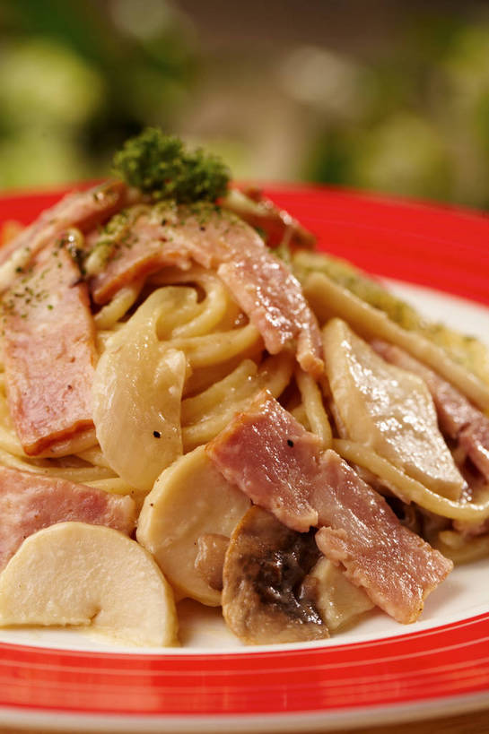 面食,面条,意大利面,无人,竖图,俯视,室内,特写,白天,西餐,餐桌,桌子,蔬菜,餐具,叶子,切开,朦胧,模糊,新鲜,碟子,盘,菌菇,蘑菇,香菜,面,肉,料理,食品,绿叶,奶油培根意大利面,菌类,培根,猪肉,肉类,食物,一个,红色,绿色,白色,盘子,碟,奶油,切,嫩叶,食用菌,西式,有机食品,绿色食品,单个,餐台,乳制品,真菌,白蘑菇,洋蘑菇,剖面,肉食,意粉,切面,意面,胡菜,香荽,原荽,园荽,芫荽,豚肉,胡荽,莞荽,芫茜,芫蓿,莚葛草,莚荽菜,草腐菌,二孢蘑菇,双孢蘑菇,激凌,克林姆,淇淋,叶,叶片,彩图,高角度拍摄,烟肉,腌熏,shjb1