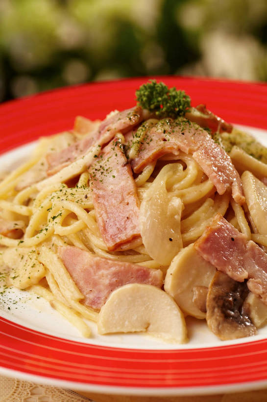 面食,面条,意大利面,无人,竖图,俯视,室内,特写,白天,西餐,餐桌,桌子,蔬菜,餐具,叶子,切开,朦胧,模糊,新鲜,碟子,盘,菌菇,蘑菇,香菜,面,肉,料理,食品,绿叶,奶油培根意大利面,菌类,培根,猪肉,肉类,食物,一个,红色,绿色,白色,盘子,碟,奶油,切,嫩叶,食用菌,西式,有机食品,绿色食品,单个,餐台,乳制品,真菌,白蘑菇,洋蘑菇,剖面,肉食,意粉,切面,意面,胡菜,香荽,原荽,园荽,芫荽,豚肉,胡荽,莞荽,芫茜,芫蓿,莚葛草,莚荽菜,草腐菌,二孢蘑菇,双孢蘑菇,激凌,克林姆,淇淋,叶,叶片,彩图,高角度拍摄,烟肉,腌熏,shjb1