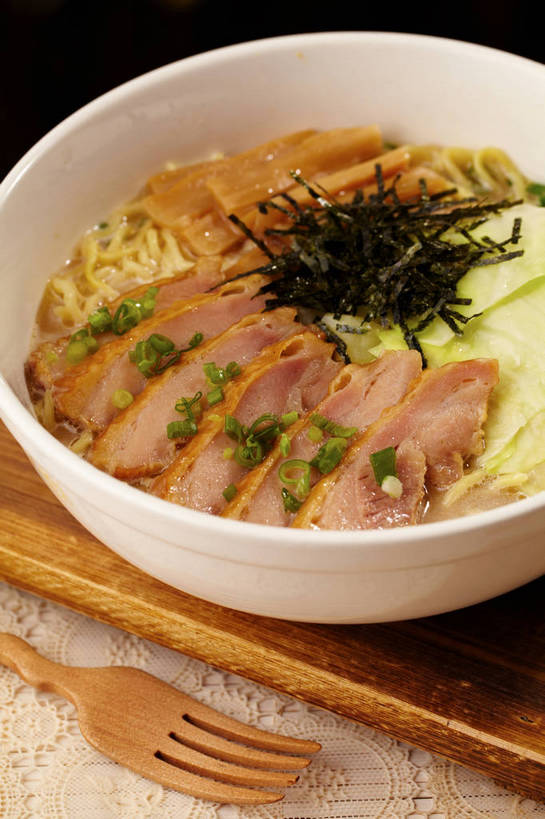 面食,面条,无人,竖图,俯视,室内,特写,白天,烹饪,餐桌,桌子,蔬菜,椰菜,卷心菜,餐具,一排,许多,切开,朦胧,模糊,新鲜,整齐,木制,叉子,陶瓷,葱,青葱,海苔,面,肉,料理,食品,案板,陶瓷制品,紫菜,很多,菜肴,美食,肉类,砧板,食物,排列,三个,木制品,容器,碗,切,甘蓝,佳肴,有机食品,绿色食品,餐台,储藏,储存,队列,汤面,剖面,肉食,餐叉,切面,甘蓝菜,进餐用具,结球甘蓝,甘兰,包心菜,彩图,高角度拍摄,条斑紫菜,圆白菜,贮存,shjb1