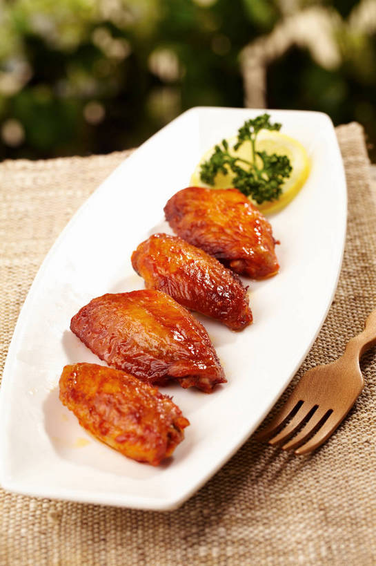 无人,竖图,俯视,室内,特写,白天,烹饪,中餐,餐桌,桌子,柠檬,餐具,水果,叶子,一排,切开,朦胧,模糊,新鲜,整齐,木制,叉子,碟子,盘,红烧,鸡肉,肉,生食,料理,食品,果实,绿叶,鸡翅,菜肴,美食,肉类,食物,排列,两个,白色,盘子,木制品,碟,切,四个,中式,嫩叶,佳肴,有机食品,绿色食品,餐台,中华料理,队列,剖面,肉食,餐叉,切面,红烧鸡翅,红烧菜,叶,叶片,进餐用具,益母果,柠檬片,柠果,彩图,高角度拍摄,shjb1