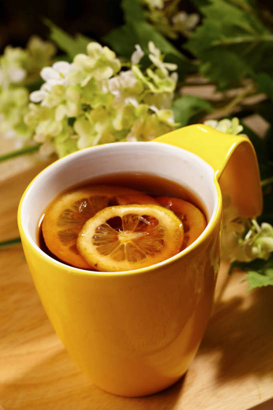 无人,竖图,俯视,室内,特写,白天,幸福,餐桌,茶,桌子,柠檬,杯子,水果,叶子,阴影,朦胧,模糊,漂浮,新鲜,盛开,反射,影子,陶瓷,生食,红茶,茶叶,果实,绿叶,案板,陶瓷制品,柠檬红茶,一杯,花蕾,娱乐,砧板,花,花瓣,花朵,鲜花,一个,黄色,马克杯,水杯,花苞,花蕊,享受,休闲,温馨,嫩叶,放松,乐趣,有机食品,绿色食品,单个,餐台,漂流,提神,舒适,醒脑,流浪,流落,流散,漂泊,飘泊,飘流,叶,叶片,益母果,柠果,彩图,高角度拍摄,shjb1