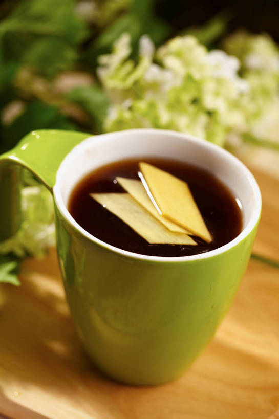 无人,竖图,俯视,室内,特写,白天,幸福,餐桌,茶,桌子,姜,蔬菜,杯子,叶子,切开,阴影,朦胧,模糊,漂浮,新鲜,盛开,反射,影子,陶瓷,茶叶,食品,绿叶,案板,陶瓷制品,一杯,花蕾,娱乐,砧板,花,花瓣,花朵,鲜花,食物,一个,绿色,马克杯,水杯,花苞,花蕊,切,享受,休闲,温馨,嫩叶,放松,乐趣,有机食品,绿色食品,单个,餐台,漂流,提神,舒适,醒脑,止咳,剖面,切面,止痛,解毒,流浪,流落,流散,漂泊,飘泊,飘流,发汗,温肺,温胃,行气,止呕,百辣云,叶,叶片,生姜,老姜,彩图,高角度拍摄,姜茶,散寒,shjb1