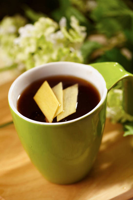 无人,竖图,俯视,室内,特写,白天,幸福,餐桌,茶,桌子,姜,蔬菜,杯子,叶子,切开,阴影,朦胧,模糊,漂浮,新鲜,盛开,反射,影子,陶瓷,茶叶,食品,绿叶,案板,陶瓷制品,一杯,花蕾,娱乐,砧板,花,花瓣,花朵,鲜花,食物,一个,绿色,马克杯,水杯,花苞,花蕊,切,享受,休闲,温馨,嫩叶,放松,乐趣,有机食品,绿色食品,单个,餐台,漂流,提神,舒适,醒脑,止咳,剖面,切面,止痛,解毒,流浪,流落,流散,漂泊,飘泊,飘流,发汗,温肺,温胃,行气,止呕,百辣云,叶,叶片,生姜,老姜,彩图,高角度拍摄,姜茶,散寒,shjb1