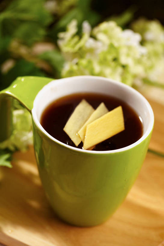 无人,竖图,俯视,室内,特写,白天,幸福,餐桌,茶,桌子,姜,蔬菜,杯子,叶子,切开,阴影,朦胧,模糊,漂浮,新鲜,盛开,反射,影子,陶瓷,茶叶,食品,绿叶,案板,陶瓷制品,一杯,花蕾,娱乐,砧板,花,花瓣,花朵,鲜花,食物,一个,绿色,马克杯,水杯,花苞,花蕊,切,享受,休闲,温馨,嫩叶,放松,乐趣,有机食品,绿色食品,单个,餐台,漂流,提神,舒适,醒脑,止咳,剖面,切面,止痛,解毒,流浪,流落,流散,漂泊,飘泊,飘流,发汗,温肺,温胃,行气,止呕,百辣云,叶,叶片,生姜,老姜,彩图,高角度拍摄,姜茶,散寒,shjb1