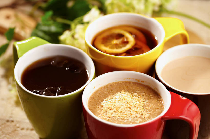 无人,横图,俯视,室内,特写,白天,幸福,餐桌,茶,桌子,柠檬,姜,蔬菜,杯子,水果,叶子,阴影,朦胧,模糊,新鲜,盛开,反射,影子,陶瓷,生食,红茶,奶茶,茶叶,果实,绿叶,陶瓷制品,柠檬红茶,饮品,四杯,花蕾,娱乐,花,花瓣,花朵,鲜花,饮料,黄色,红色,绿色,马克杯,水杯,花苞,花蕊,四个,享受,休闲,温馨,嫩叶,放松,乐趣,有机食品,绿色食品,餐台,提神,舒适,可口,醒脑,止咳,止痛,解毒,适口,发汗,温肺,温胃,行气,止呕,百辣云,叶,叶片,益母果,柠果,生姜,老姜,彩图,高角度拍摄,姜茶,散寒,shjb1