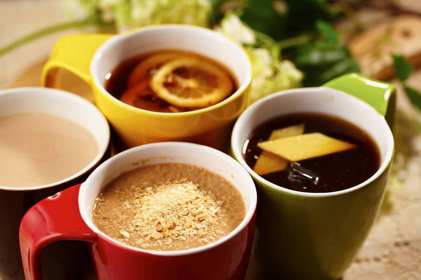 无人,横图,俯视,室内,特写,白天,幸福,餐桌,茶,桌子,柠檬,姜,蔬菜,杯子,水果,叶子,阴影,朦胧,模糊,新鲜,盛开,反射,影子,陶瓷,生食,红茶,奶茶,茶叶,果实,绿叶,陶瓷制品,柠檬红茶,饮品,四杯,花蕾,娱乐,花,花瓣,花朵,鲜花,饮料,黄色,红色,绿色,马克杯,水杯,花苞,花蕊,四个,享受,休闲,温馨,嫩叶,放松,乐趣,有机食品,绿色食品,餐台,提神,舒适,可口,醒脑,止咳,止痛,解毒,适口,发汗,温肺,温胃,行气,止呕,百辣云,叶,叶片,益母果,柠果,生姜,老姜,彩图,高角度拍摄,姜茶,散寒,shjb1