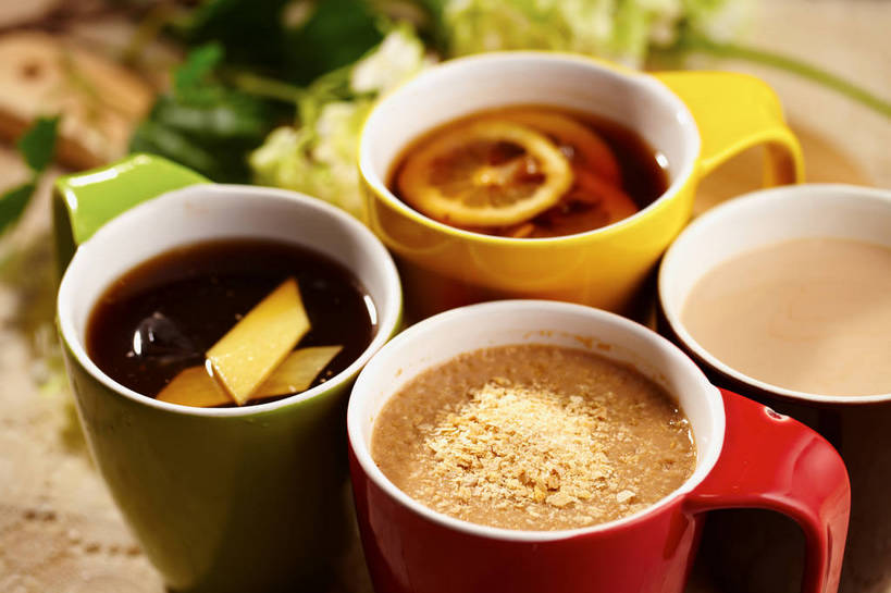 无人,横图,俯视,室内,特写,白天,幸福,餐桌,茶,桌子,柠檬,姜,蔬菜,杯子,水果,叶子,阴影,朦胧,模糊,新鲜,盛开,反射,影子,陶瓷,生食,红茶,奶茶,茶叶,果实,绿叶,陶瓷制品,柠檬红茶,饮品,四杯,花蕾,娱乐,花,花瓣,花朵,鲜花,饮料,黄色,红色,绿色,马克杯,水杯,花苞,花蕊,四个,享受,休闲,温馨,嫩叶,放松,乐趣,有机食品,绿色食品,餐台,提神,舒适,可口,醒脑,止咳,止痛,解毒,适口,发汗,温肺,温胃,行气,止呕,百辣云,叶,叶片,益母果,柠果,生姜,老姜,彩图,高角度拍摄,姜茶,散寒,shjb1