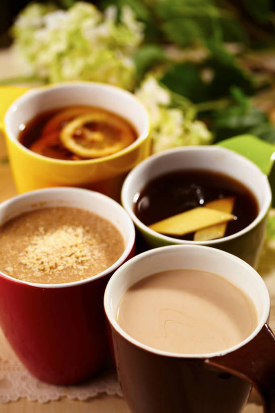 无人,竖图,俯视,室内,特写,白天,幸福,餐桌,茶,桌子,柠檬,姜,蔬菜,杯子,水果,叶子,阴影,朦胧,模糊,新鲜,盛开,反射,影子,陶瓷,生食,红茶,奶茶,茶叶,果实,绿叶,陶瓷制品,柠檬红茶,饮品,四杯,花蕾,娱乐,花,花瓣,花朵,鲜花,饮料,黄色,红色,绿色,马克杯,水杯,花苞,花蕊,四个,享受,休闲,温馨,嫩叶,放松,乐趣,有机食品,绿色食品,餐台,提神,舒适,可口,醒脑,止咳,止痛,解毒,适口,发汗,温肺,温胃,行气,止呕,百辣云,叶,叶片,益母果,柠果,生姜,老姜,彩图,高角度拍摄,姜茶,散寒,shjb1