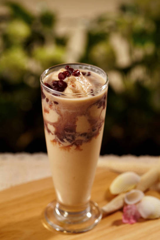 无人,竖图,俯视,室内,特写,白天,植物,餐桌,桌子,豆,杯子,贝壳,叶子,朦胧,模糊,盛开,冰,豆类,豆子,红豆,绿叶,案板,冰沙,一杯,清凉,花蕾,冷冻,玻璃制品,砧板,花,花瓣,花朵,鲜花,一个,粉色,水杯,冷饮,花苞,花蕊,舒服,嫩叶,寒冷,冷藏,单个,餐台,解暑,解渴,赤豆,豆科,舒爽,消暑,红小豆,保鲜,叶,叶片,贝类外壳,海螺壳,软体动物外壳,玻璃杯,彩图,高角度拍摄,沐昔,思沐昔,小豆,shjb1