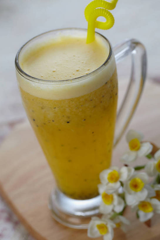 果汁,无人,竖图,俯视,室内,特写,白天,爱情,陶醉,餐桌,桌子,水仙花,猕猴桃,杯子,一根,朦胧,模糊,盛开,塑料,案板,饮品,一杯,花蕾,玻璃制品,砧板,花,花瓣,花朵,鲜花,饮料,一个,黄色,白色,水杯,塑料制品,吸管,花苞,花蕊,猕猴桃汁,单个,餐台,空心,可口,记忆,金盏银台,玉玲珑,女史花,雅蒜,天蒜,饮管,敬意,自恋,适口,凌波仙子,水仙,天葱,玻璃杯,奇异果,猕猴梨,彩图,高角度拍摄,圆柱状,shjb1