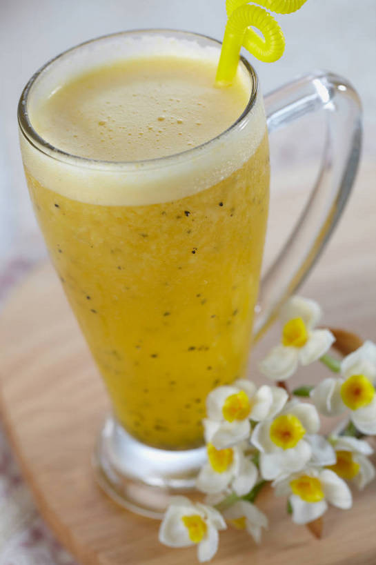 果汁,无人,竖图,俯视,室内,特写,白天,爱情,陶醉,餐桌,桌子,水仙花,猕猴桃,杯子,一根,朦胧,模糊,盛开,塑料,案板,饮品,一杯,花蕾,玻璃制品,砧板,花,花瓣,花朵,鲜花,饮料,一个,黄色,白色,水杯,塑料制品,吸管,花苞,花蕊,猕猴桃汁,单个,餐台,空心,可口,记忆,金盏银台,玉玲珑,女史花,雅蒜,天蒜,饮管,敬意,自恋,适口,凌波仙子,水仙,天葱,玻璃杯,奇异果,猕猴梨,彩图,高角度拍摄,圆柱状,shjb1