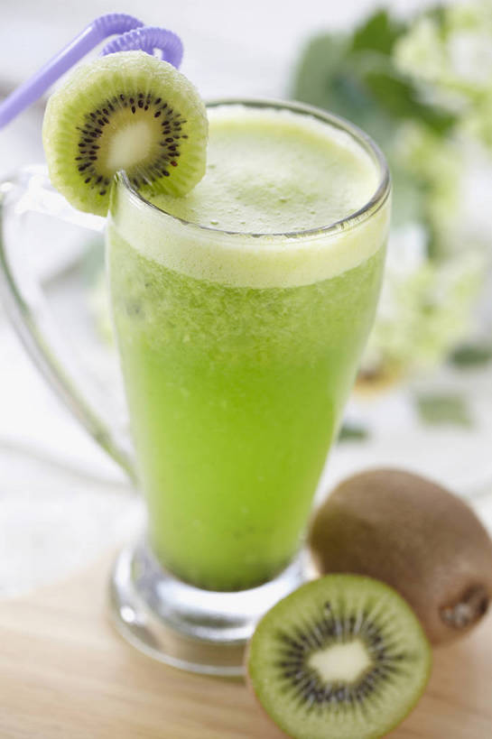 果汁,无人,竖图,俯视,室内,特写,白天,餐桌,桌子,猕猴桃,杯子,水果,一根,切开,朦胧,模糊,新鲜,塑料,生食,食品,果实,案板,饮品,一杯,玻璃制品,砧板,食物,饮料,三个,一个,绿色,紫色,水杯,塑料制品,吸管,切,猕猴桃汁,有机食品,绿色食品,单个,餐台,空心,可口,剖面,切面,饮管,适口,玻璃杯,奇异果,猕猴梨,彩图,高角度拍摄,圆柱状,shjb1