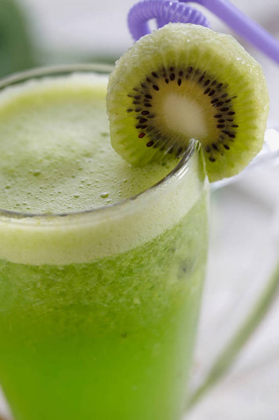 果汁,无人,竖图,俯视,室内,特写,白天,餐桌,桌子,猕猴桃,杯子,水果,一根,一片,切开,朦胧,模糊,新鲜,塑料,生食,食品,果实,案板,饮品,一杯,玻璃制品,砧板,食物,饮料,一个,绿色,紫色,水杯,塑料制品,吸管,切,猕猴桃汁,有机食品,绿色食品,单个,餐台,空心,可口,剖面,切面,饮管,适口,玻璃杯,奇异果,猕猴梨,彩图,高角度拍摄,圆柱状,shjb1