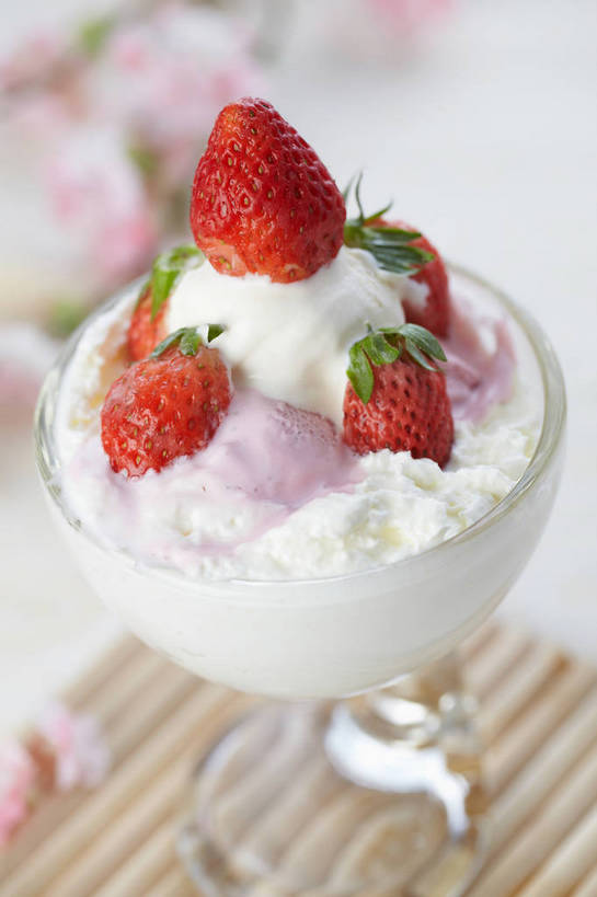 无人,竖图,俯视,室内,特写,白天,餐桌,桌子,草莓,浆果,杯子,水果,叶子,朦胧,模糊,新鲜,生食,冰激凌,果实,绿叶,杯垫,一杯,清凉,玻璃制品,一个,红色,水杯,垫子,冷饮,舒服,嫩叶,冰淇淋,草莓冰淇淋,有机食品,绿色食品,单个,餐台,解暑,解渴,雪糕,舒爽,冰糕,消暑,叶,叶片,玻璃杯,洋莓,水果皇后,红莓,地莓,彩图,高角度拍摄,shjb1