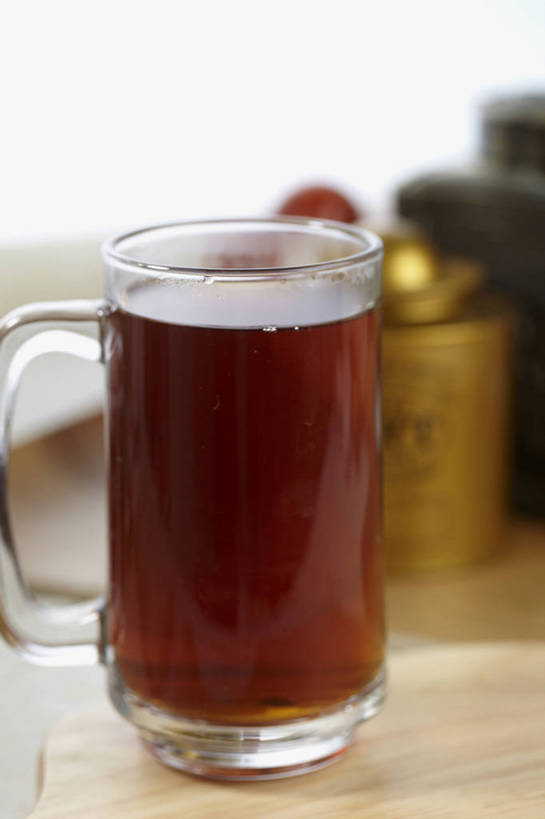 无人,竖图,俯视,室内,特写,白天,幸福,茶,桌面,桌子,杯子,金属制品,朦胧,模糊,金属,木制,罐子,木桌,红茶,茶叶,一杯,娱乐,玻璃制品,三个,一个,黄色,红色,木制品,瓶子,水杯,享受,休闲,温馨,放松,乐趣,单个,提神,舒适,醒脑,茶叶罐,玻璃杯,彩图,高角度拍摄,木桌子,shjb1