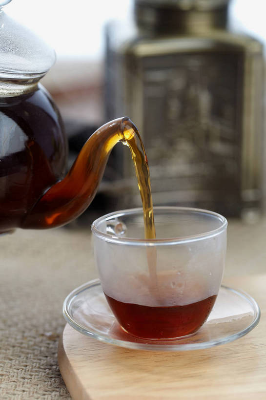 无人,竖图,俯视,室内,特写,白天,幸福,餐桌,茶,桌子,杯子,餐具,玻璃,金属制品,倒,飞溅,朦胧,模糊,溅,金属,木制,碟子,罐子,壶,盘,红茶,茶叶,案板,娱乐,玻璃制品,水壶,砧板,盘子,茶壶,木制品,瓶子,容器,水杯,碟,四个,享受,休闲,温馨,放松,乐趣,餐台,提神,舒适,喷洒,醒脑,茶叶罐,一壶,茶杯,彩图,高角度拍摄,shjb1