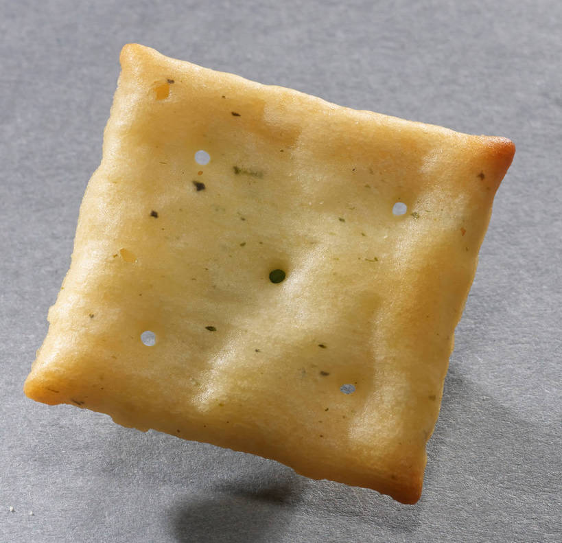 点心,无人,横图,俯视,室内,特写,白天,餐桌,桌子,一块,阴影,灰色背景,反射,图形,影子,正方形,食品,几何,薯片,食物,黄色,零食,摄影,影棚,餐台,数学,摄影棚,垃圾食品,彩图,高角度拍摄,影棚拍摄,拍摄,几何图形,平面图形,正四边形,shjb1,喀吱脆