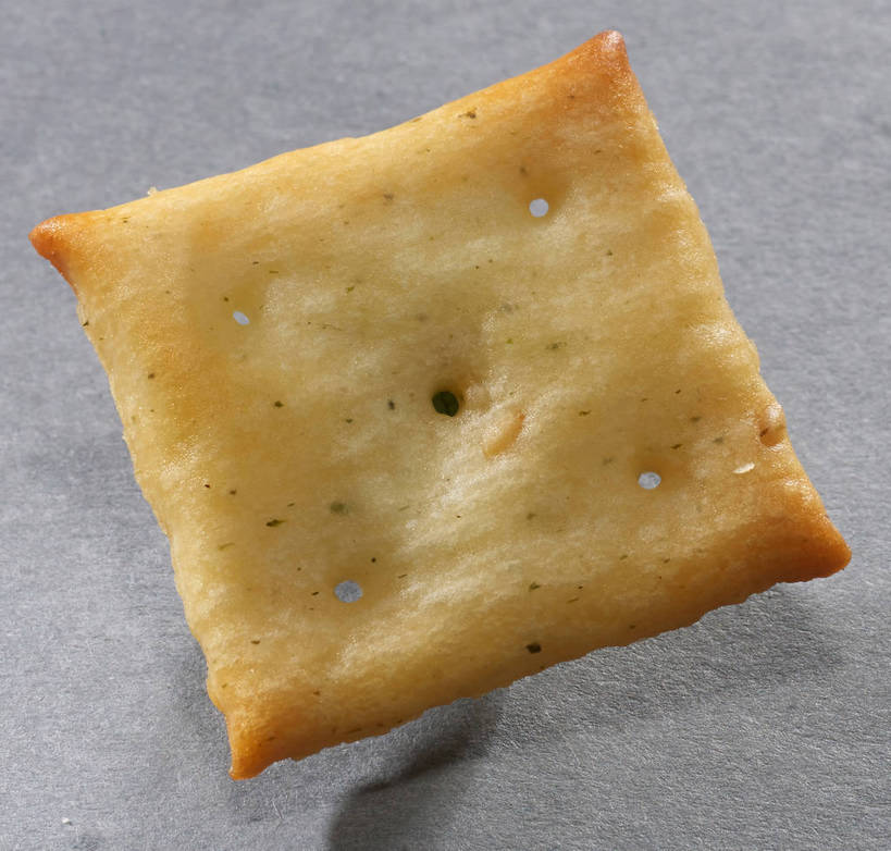 点心,无人,横图,俯视,室内,特写,白天,餐桌,桌子,一块,阴影,灰色背景,反射,图形,影子,正方形,食品,几何,薯片,食物,黄色,零食,摄影,影棚,餐台,数学,摄影棚,垃圾食品,彩图,高角度拍摄,影棚拍摄,拍摄,几何图形,平面图形,正四边形,shjb1,喀吱脆