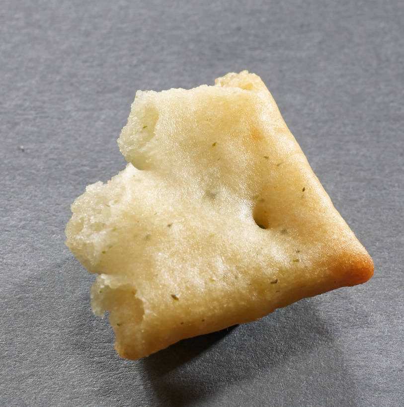 点心,无人,竖图,俯视,室内,特写,白天,餐桌,桌子,一块,阴影,灰色背景,反射,影子,食品,破坏,薯片,破损,食物,黄色,零食,摄影,影棚,餐台,损坏,摄影棚,垃圾食品,彩图,高角度拍摄,影棚拍摄,拍摄,shjb1,喀吱脆