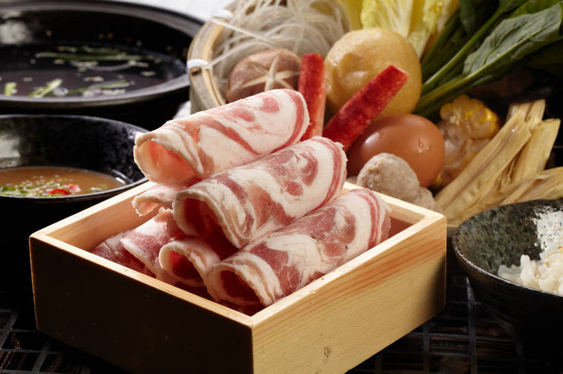 面食,面条,无人,横图,俯视,室内,特写,白天,烹饪,中餐,玉米,餐桌,桌子,菠菜,辣椒,蔬菜,餐具,玻璃,五个,一排,许多,切开,新鲜,整齐,木制,棒子,碟子,盘,大白菜,菌菇,香菇,玉蜀黍,调料,酱料,酱汁,面,肉,油炸,佐料,牛肉,料理,食品,调味品,丸子,很多,调味料,菌类,白菜,粉丝,火锅,豆腐皮,酱,面筋,油面筋,菜肴,美食,肉类,玻璃制品,食物,排列,红色,白色,盘子,木制品,容器,碟,碗,切,中式,食用菌,佳肴,有机食品,绿色食品,餐台,中华料理,储藏,堆,苞米,真菌,储存,队列,蟹棒,苞芦,腐竹,蟹肉棒,剖面,肉食,切面,肥牛,辣角,红海椒,大椒,辣虎,广椒,苞谷,结球白菜,包谷,大蜀黍,番麦,薏米包,玉高粱,玉麦,珍珠米,胶菜,椎茸,豆腐衣,冬粉,油皮,鹦鹉菜,鼠根菜,辣子,角菜,红嘴绿鹦哥,红辣椒,海椒,番椒,赤根菜,菠薐菜,波斯草,彩图,高角度拍摄,面觔,平庄菇,香菌,香蕈,蟹足棒,黄芽白,贮存,肥牛卷,shjb1