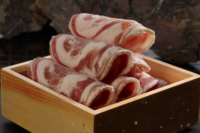 无人,横图,俯视,室内,特写,白天,烹饪,中餐,石头,餐桌,桌子,一排,许多,整齐,木制,石子,肉,牛肉,料理,食品,很多,火锅,菜肴,美食,肉类,食物,排列,一个,红色,白色,木制品,容器,碗,中式,佳肴,单个,餐台,中华料理,储藏,堆,储存,队列,肉食,肥牛,石块,岩石,彩图,高角度拍摄,贮存,肥牛卷,shjb1