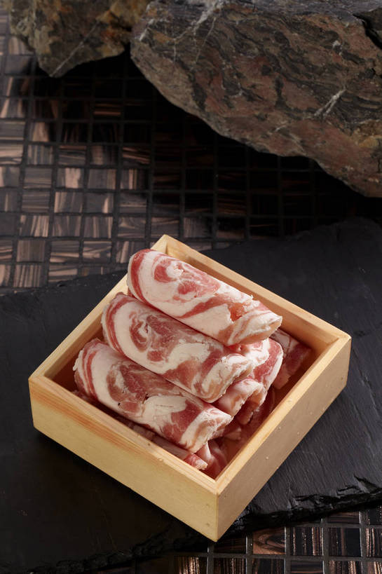 无人,竖图,俯视,室内,特写,白天,烹饪,中餐,石头,餐桌,桌子,一排,许多,整齐,木制,石子,肉,牛肉,料理,食品,很多,火锅,菜肴,美食,肉类,食物,排列,一个,红色,白色,木制品,容器,碗,中式,佳肴,单个,餐台,中华料理,储藏,堆,储存,队列,肉食,肥牛,石块,岩石,彩图,高角度拍摄,贮存,肥牛卷,shjb1