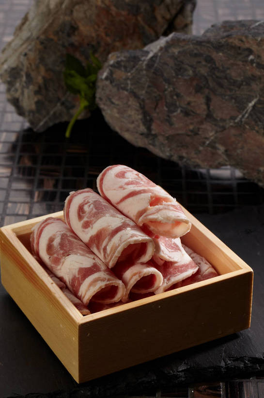 无人,竖图,俯视,室内,特写,白天,烹饪,中餐,石头,餐桌,桌子,一排,许多,整齐,木制,石子,肉,牛肉,料理,食品,很多,火锅,菜肴,美食,肉类,食物,排列,一个,红色,白色,木制品,容器,碗,中式,佳肴,单个,餐台,中华料理,储藏,堆,储存,队列,肉食,肥牛,石块,岩石,彩图,高角度拍摄,贮存,肥牛卷,shjb1