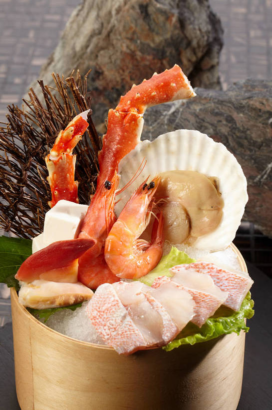 海鲜,蟹,豆腐,无人,竖图,俯视,室内,特写,白天,烹饪,中餐,石头,植物,餐桌,桌子,蔬菜,叶子,一排,切开,枯萎,新鲜,整齐,装饰,木制,螃蟹,石子,冰,生菜,莴苣,肉,虾,鱼肉,冰块,料理,食品,枯草,绿叶,扇贝,冷冻,火锅,水产,菜肴,美食,肉类,海洋生物,草,食物,排列,一个,黄色,红色,木制品,容器,碗,切,中式,嫩叶,寒冷,佳肴,有机食品,绿色食品,对虾,冷藏,单个,餐台,中华料理,储藏,华丽,修饰,点缀,冰冷,豆制品,储存,队列,水生动物,海产品,水生物,剖面,肉食,海底动物,北极贝,切面,衬托,美观,雅致,雅观,春菜,鹅仔菜,莴仔菜,千金菜,叶用莴苣,保鲜,甲壳动物,叶,叶片,石块,岩石,彩图,高角度拍摄,贮存,shjb1