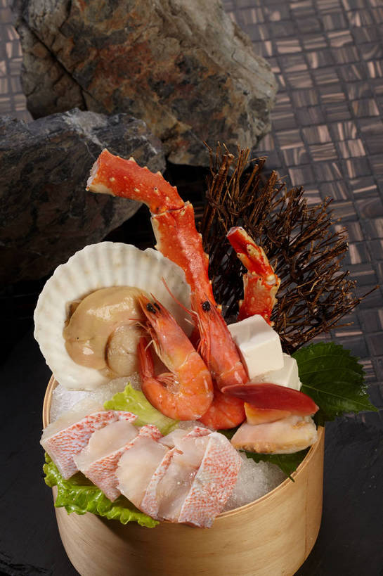 海鲜,蟹,豆腐,无人,竖图,俯视,室内,特写,白天,烹饪,中餐,石头,植物,餐桌,桌子,蔬菜,叶子,一排,切开,枯萎,新鲜,整齐,装饰,木制,螃蟹,石子,冰,生菜,莴苣,肉,虾,鱼肉,冰块,料理,食品,枯草,绿叶,扇贝,冷冻,火锅,水产,菜肴,美食,肉类,海洋生物,草,食物,排列,一个,黄色,红色,木制品,容器,碗,切,中式,嫩叶,寒冷,佳肴,有机食品,绿色食品,对虾,冷藏,单个,餐台,中华料理,储藏,华丽,修饰,点缀,冰冷,豆制品,储存,队列,水生动物,海产品,水生物,剖面,肉食,海底动物,北极贝,切面,衬托,美观,雅致,雅观,春菜,鹅仔菜,莴仔菜,千金菜,叶用莴苣,保鲜,甲壳动物,叶,叶片,石块,岩石,彩图,高角度拍摄,贮存,shjb1