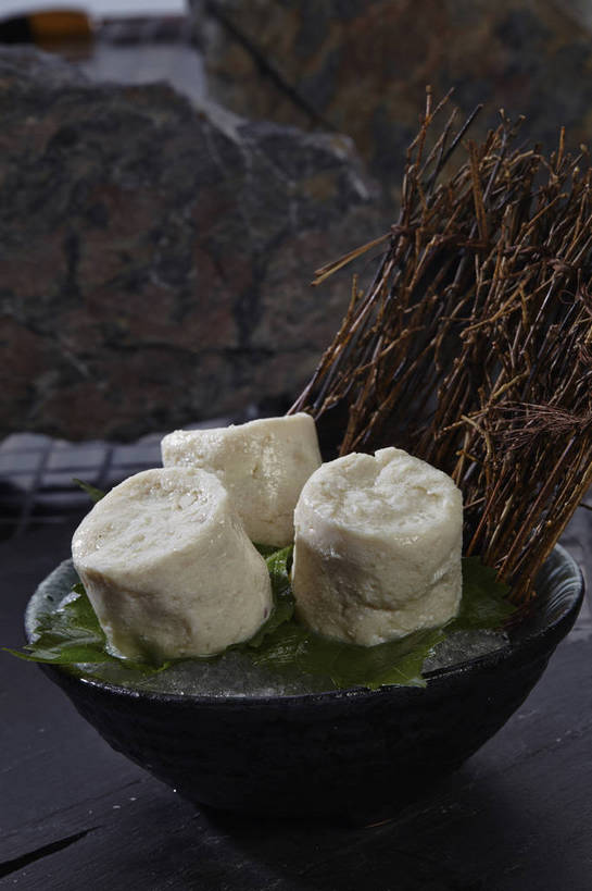 无人,竖图,俯视,室内,特写,白天,烹饪,中餐,石头,水,植物,餐桌,桌子,叶子,枯萎,石子,液体,陶瓷,水滴,肉,料理,食品,枯草,绿叶,陶瓷制品,丸子,火锅,菜肴,美食,肉类,肉丸,草,食物,三个,一个,黄色,白色,容器,碗,中式,嫩叶,佳肴,单个,餐台,中华料理,肉圆,储藏,储存,肉食,叶,叶片,石块,岩石,彩图,高角度拍摄,贮存,shjb1