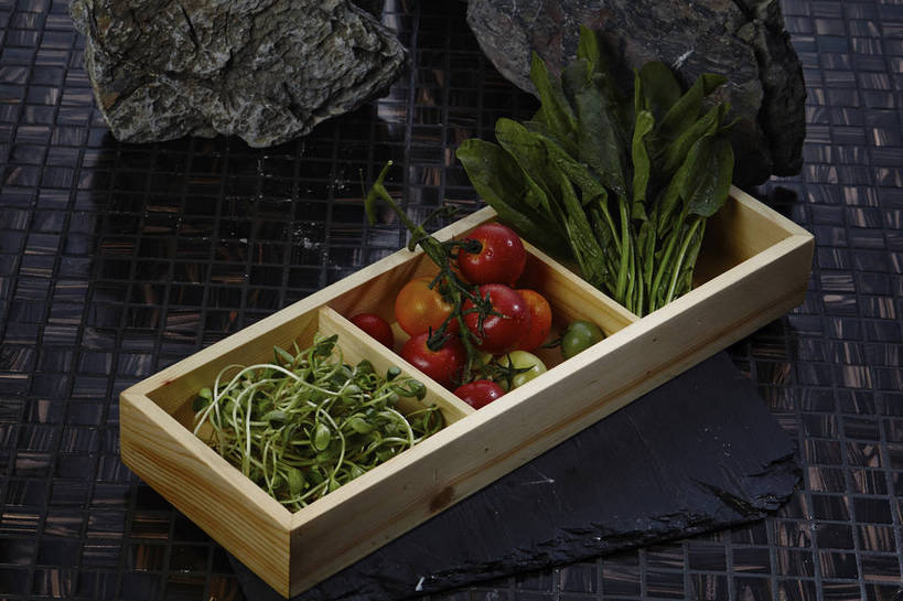 无人,横图,俯视,室内,特写,白天,烹饪,中餐,石头,餐桌,桌子,菠菜,蔬菜,西红柿,小番茄,叶子,新鲜,木制,木盒,石子,豆芽,料理,食品,绿叶,火锅,菜肴,美食,绿豆芽,盒子,食物,一个,红色,绿色,木制品,容器,中式,嫩叶,佳肴,有机食品,绿色食品,单个,餐台,中华料理,储藏,储存,豆芽菜,芽苗菜,小西红柿,樱桃小番茄,珍珠小番茄,叶,叶片,石块,岩石,鹦鹉菜,樱桃番茄,鼠根菜,圣女果,角菜,红嘴绿鹦哥,番茄,赤根菜,菠薐菜,波斯草,彩图,高角度拍摄,贮存,shjb1