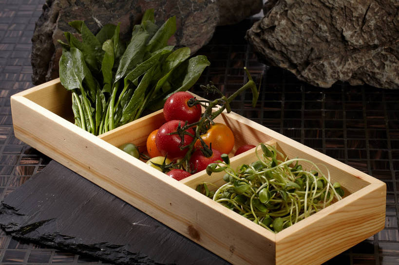 无人,横图,俯视,室内,特写,白天,烹饪,中餐,石头,餐桌,桌子,菠菜,蔬菜,西红柿,小番茄,叶子,新鲜,木制,木盒,石子,豆芽,料理,食品,绿叶,火锅,菜肴,美食,绿豆芽,盒子,食物,一个,红色,绿色,木制品,容器,中式,嫩叶,佳肴,有机食品,绿色食品,单个,餐台,中华料理,储藏,储存,豆芽菜,芽苗菜,小西红柿,樱桃小番茄,珍珠小番茄,叶,叶片,石块,岩石,鹦鹉菜,樱桃番茄,鼠根菜,圣女果,角菜,红嘴绿鹦哥,番茄,赤根菜,菠薐菜,波斯草,彩图,高角度拍摄,贮存,shjb1