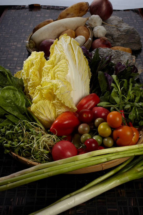 无人,竖图,俯视,室内,特写,白天,烹饪,中餐,石头,餐桌,桌子,菠菜,萝卜,白萝卜,芦笋,蔬菜,蒜,土豆,西红柿,小番茄,洋葱,叶子,一堆,许多,堆叠,堆积,新鲜,石子,大白菜,豆芽,绿芦笋,料理,食品,绿叶,很多,蒜头,竹扁,白菜,火锅,藕,菜肴,美食,绿豆芽,食物,一个,黄色,红色,绿色,中式,嫩叶,佳肴,有机食品,绿色食品,竹编,单个,餐台,中华料理,堆,玉葱,空心菜,豆芽菜,芽苗菜,结球白菜,馍馍蛋,空筒菜,藤菜,藤藤菜,蓊菜,蕹菜,竹叶菜,胡蒜,胶菜,小西红柿,樱桃小番茄,珍珠小番茄,荷兰葱,莲藕,叶,叶片,石块,岩石,猪尾巴,圆葱,鹦鹉菜,樱桃番茄,药鸡豆子,洋芋,洋葱头,鼠根菜,石刁柏,圣女果,山药蛋,球葱,蚂蚁杆,马铃薯,龙须菜,狼尾巴根,莱菔,角菜,红嘴绿鹦哥,番茄,大蒜,葱头,赤根菜,菠薐菜,波斯草,彩图,高角度拍摄,菜藕,光旁,果藕,荷藕,湖藕,黄芽白,藕节,水鞭蓉,shjb1