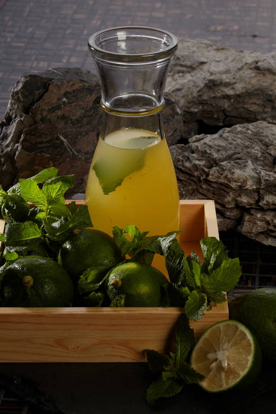 果汁,无人,竖图,俯视,室内,特写,白天,石头,餐桌,桌子,柠檬,水果,叶子,许多,切开,新鲜,石子,纸盒,生食,薄荷,食品,果实,绿叶,银丹草,饮品,很多,一杯,盒子,食物,饮料,一个,绿色,包装盒,容器,切,嫩叶,有机食品,绿色食品,单个,餐台,储藏,青柠,莱姆,储存,可口,剖面,青柠汁,切面,斑叶凤梨薄荷,夜息香,适口,叶,叶片,石块,岩石,益母果,柠果,彩图,高角度拍摄,贮存,莱檬,shjb1