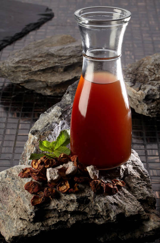 果汁,无人,竖图,俯视,室内,特写,白天,石头,餐桌,桌子,杯子,水果,叶子,切开,新鲜,石子,生食,薄荷,食品,果实,绿叶,银丹草,饮品,一杯,玻璃制品,食物,饮料,一个,红色,水杯,山楂,切,嫩叶,有机食品,绿色食品,单个,餐台,可口,剖面,切面,斑叶凤梨薄荷,夜息香,红果,适口,叶,叶片,玻璃杯,石块,岩石,彩图,高角度拍摄,胭脂果,shjb1,山楂汁