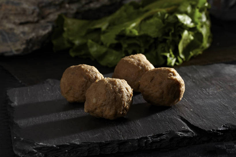 无人,横图,俯视,室内,特写,白天,烹饪,中餐,餐桌,桌子,蔬菜,叶子,阴影,新鲜,反射,影子,肉,牛肉,料理,食品,绿叶,丸子,火锅,菜肴,美食,肉类,肉丸,食物,排列,绿色,白色,四个,中式,嫩叶,佳肴,有机食品,绿色食品,餐台,中华料理,肉食,摆列,叶,叶片,彩图,高角度拍摄,布列,分列,牛肉丸,shjb1