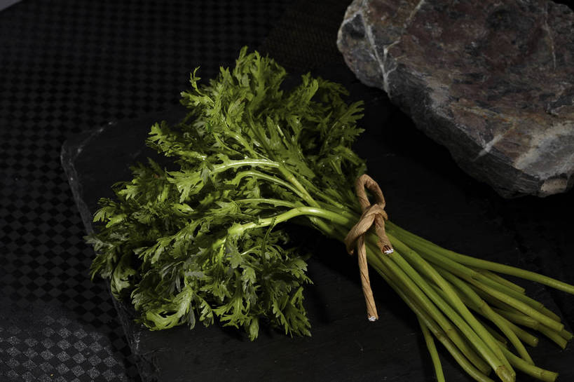 无人,横图,俯视,室内,特写,白天,石头,餐桌,桌子,蔬菜,叶子,一堆,许多,堆叠,堆积,新鲜,石子,食品,绿叶,蓬蒿,很多,食物,绿色,绳子,嫩叶,有机食品,绿色食品,餐台,堆,捆绑,绳索,茼蒿,春菊,茼蒿菜,绑缚,叶,叶片,石块,岩石,彩图,高角度拍摄,shjb1