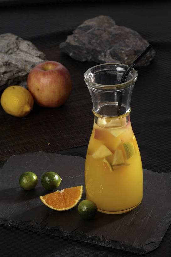 果汁,无人,竖图,俯视,室内,特写,白天,石头,餐桌,桌子,苹果,柠檬,杯子,水果,一根,许多,切开,漂浮,新鲜,石子,塑料,生食,果实,饮品,很多,一杯,玻璃制品,饮料,一个,水杯,塑料制品,吸管,切,有机食品,绿色食品,单个,餐台,青柠,漂流,莱姆,空心,可口,剖面,切面,饮管,流浪,流落,流散,漂泊,飘泊,飘流,适口,玻璃杯,石块,岩石,益母果,柠果,彩图,高角度拍摄,圆柱状,莱檬,shjb1